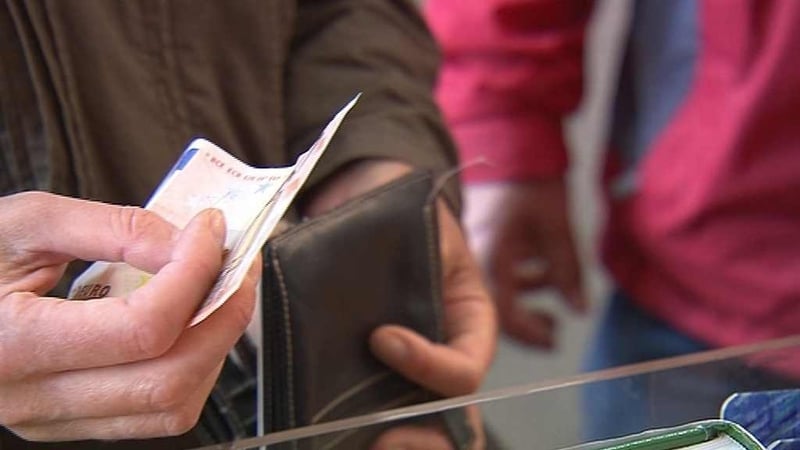 The CSO says around 73,000 workers were being paid the adult minimum wage of €8.65 as of mid-2014
