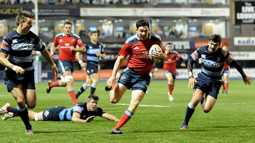 Felix Jones runs in Munster's first try at Cardiff Arms Park