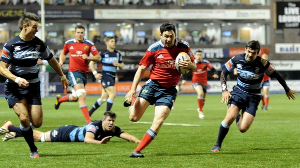 Felix Jones runs in Munster's first try at Cardiff Arms Park