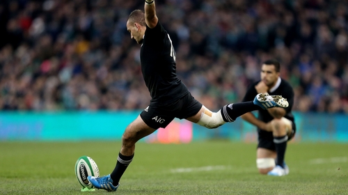 Aaron Cruden taking the winning conversion