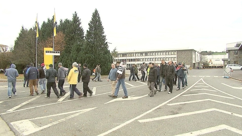 The picket by relays of 40 workers began at 7am