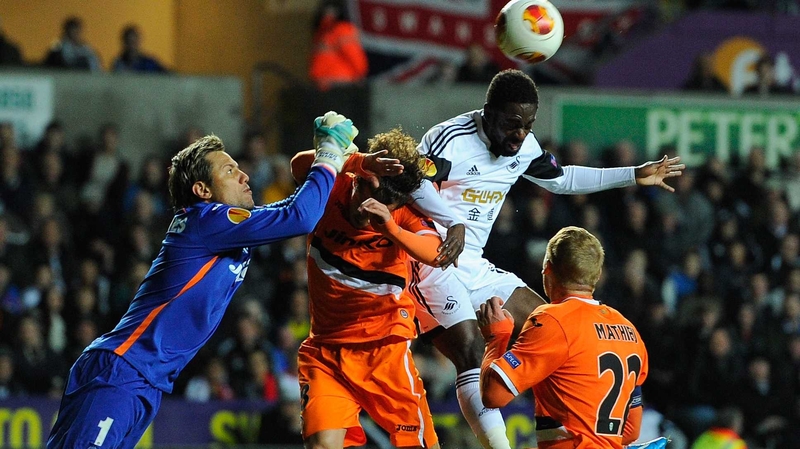 Nathan Dyer (r) is challenged by the Valencia goalkeeper Diego Alves