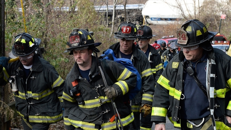The train crashed with 150 people on the train, rescuers found four bodies