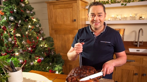 Neven visits Today with Maura and Dáithí to cook up a storm! Get ready to make prawn cocktails with Marie Rose sauce, loin of venison with red cabbage and blackberry jus and mulled fruit trifle.