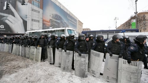 Ukrainian riot police take up position near Kiev's city hall