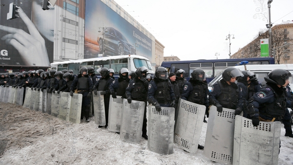 Ukrainian riot police take up position near Kiev's city hall