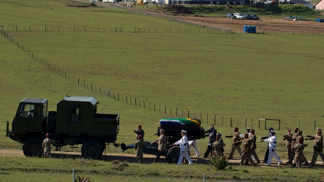 A guard of honour accompanied the Nelson Mandela on his return to Qunu