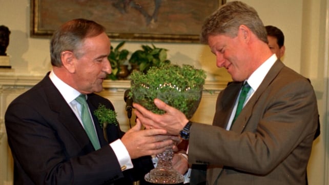 Taoiseach Albert Reynolds gives US President Bill Clinton a bowl of shamrock for St Patrick’s Day in the White House in 1993 (Pic: Photocall)