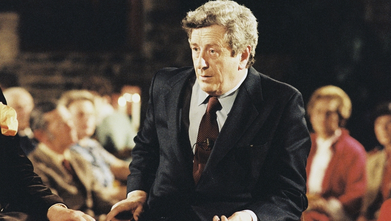 Garret FitzGerald offered to hold a referendum to remove Articles 2 and 3 of the Constitution