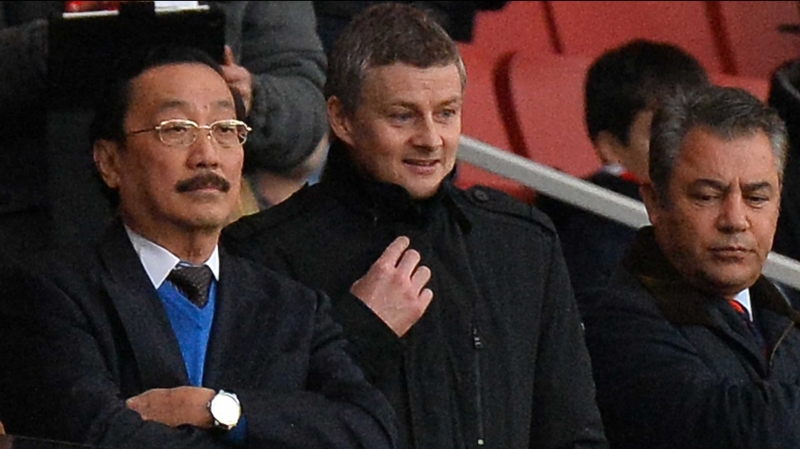 Ole Gunnar Solskjaer (c) with Cardiff chairman Vincent Tan (l) at Arsenal on New year's Day