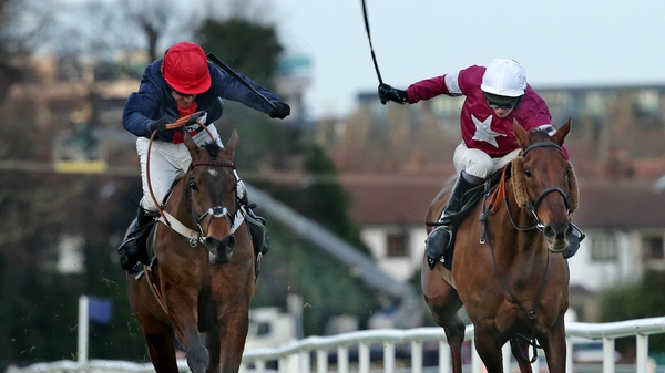 Bobs Worth beat First Lieutenant (r) in the Lexus chase