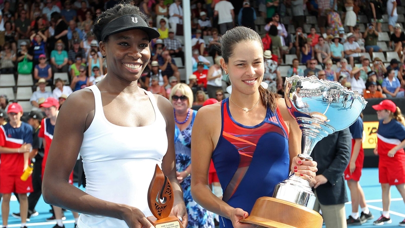 Ana Ivanovic (R) and Venus Williams pose with their trophies