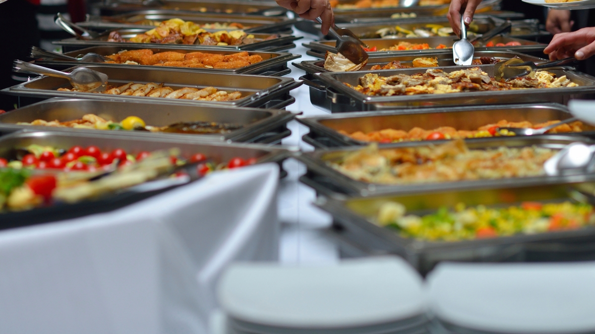 Caitlín Mhic Dhonnacha, ón gcomhlacht Go West agus Cuan Greene, Cócaire. 