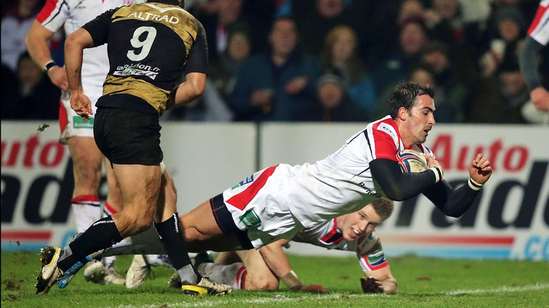 Ruan Pienaar goes over for his first half try