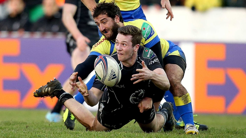 Jack Carthy offloads under pressure from Alberto Chillon