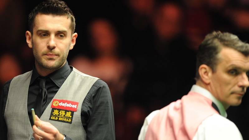 Selby (l) cruised to a 4-0 lead with breaks of 59 and 80 in the opening two frames