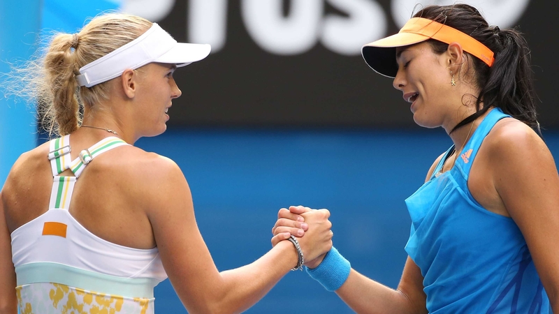 Garbine Muguruza (r) ensured that Caroline Wozniacki's wait for a slam goes on