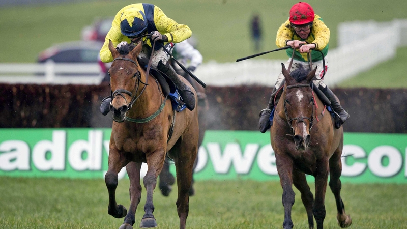 Sizing Gold (r) trails in behind Foxrock at Naas