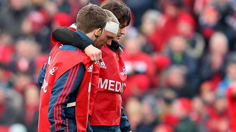 Keith Earls leaves the field after suffering a knee injury against Edinburgh