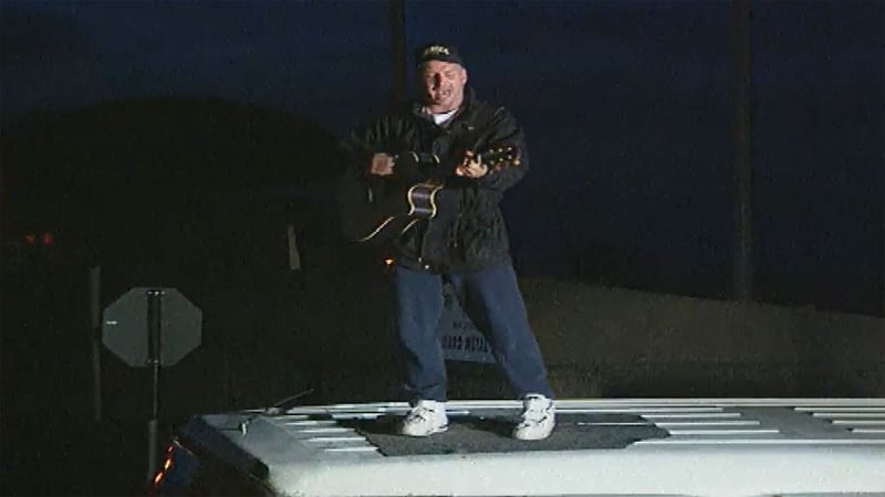 On This Week: 1997: Garth Brooks serenades fans