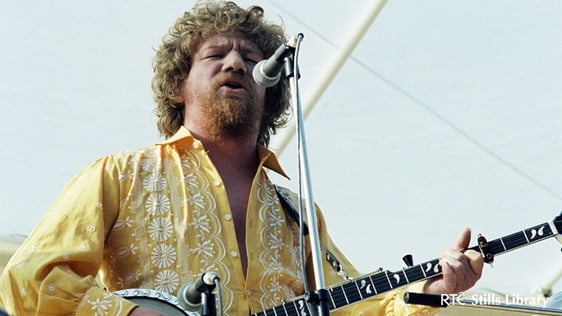 Luke Kelly at Siamsa Cois Laoi (1979) © RTÉ Archives 2185/006