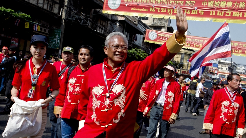 Suthep Thaugsuban (C) gestures to his supporters during a rally in Bangkok