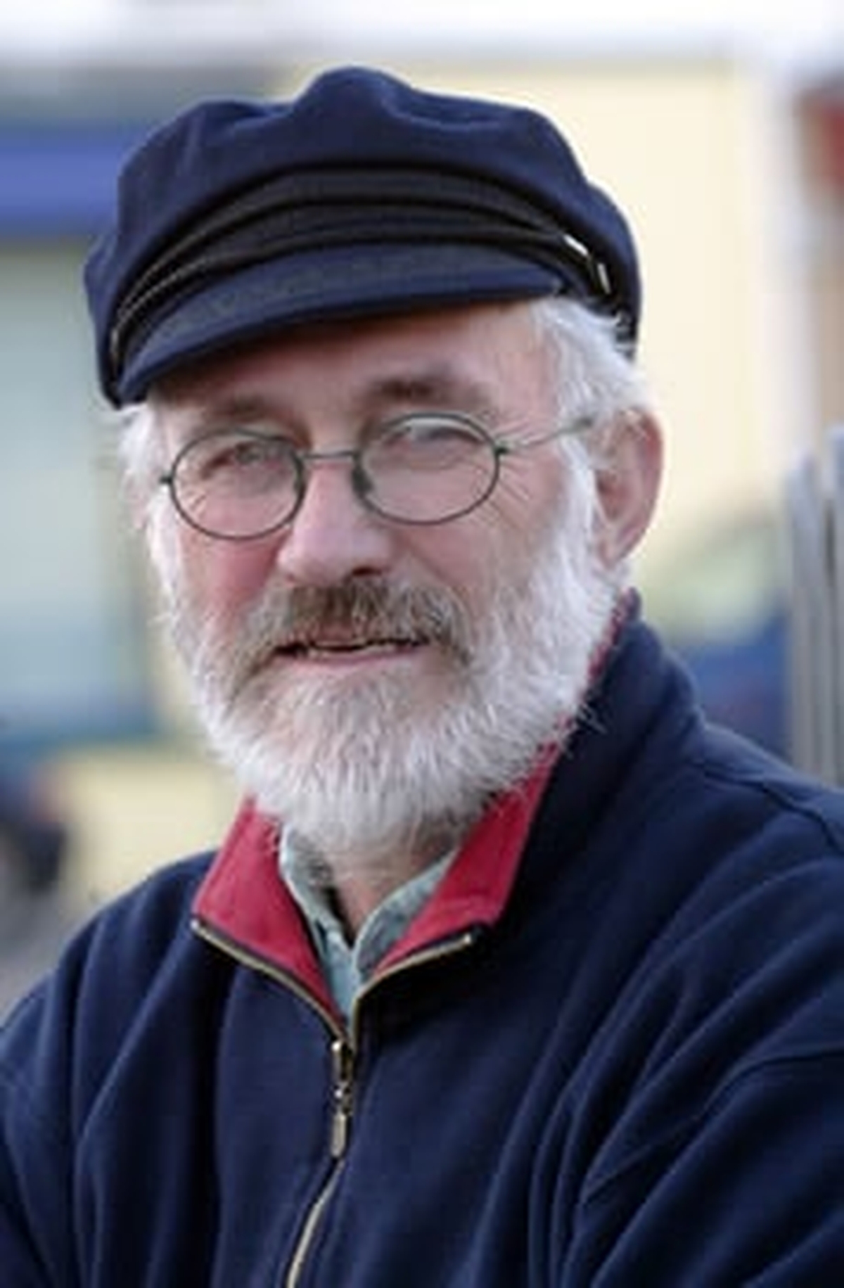 Donncha Ó hÉallaithe , Tráchtaire polaitíochta.     