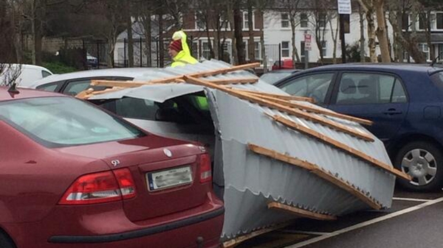 Part of a roof is blown against a car in a hotel car park in Tralee (Pic: @danieldos86)