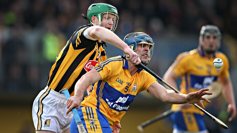 Henry Shefflin tries to dispossess Brendan Bugler