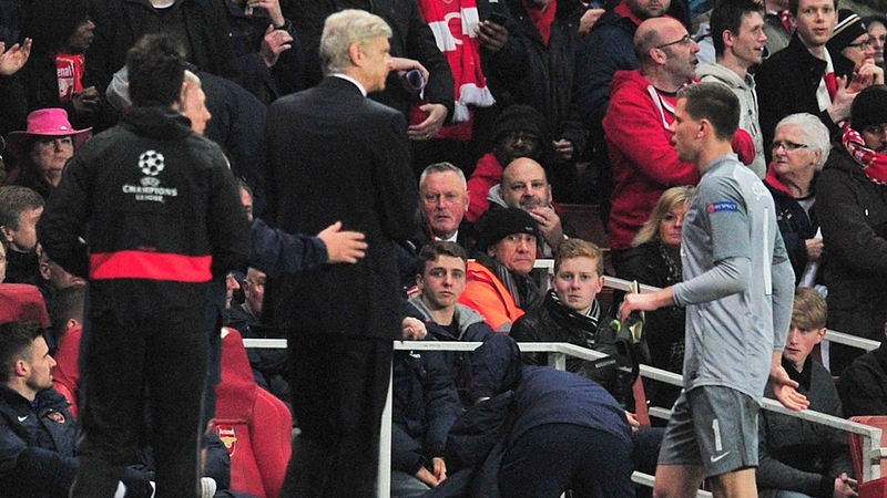 Wojciech Szczesny (r) walks past Arsene Wenger after being sent off