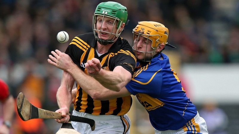 Henry Shefflin and Shane McGrath have their eye on the sliotar at Nowlan Park