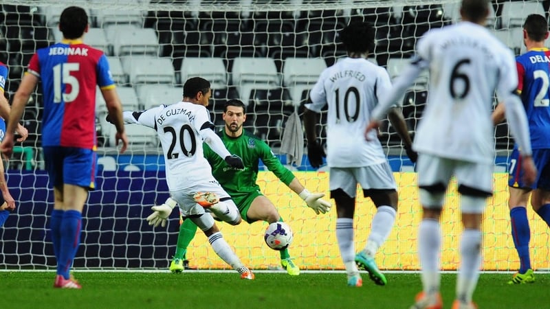 Jonathan de Guzman puts Swansea in front