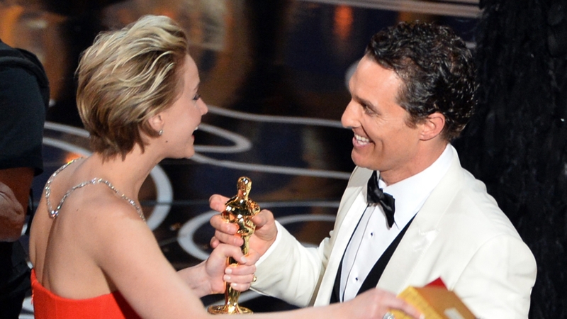 Matthew McConaughy receives his award from Jennifer Lawrence