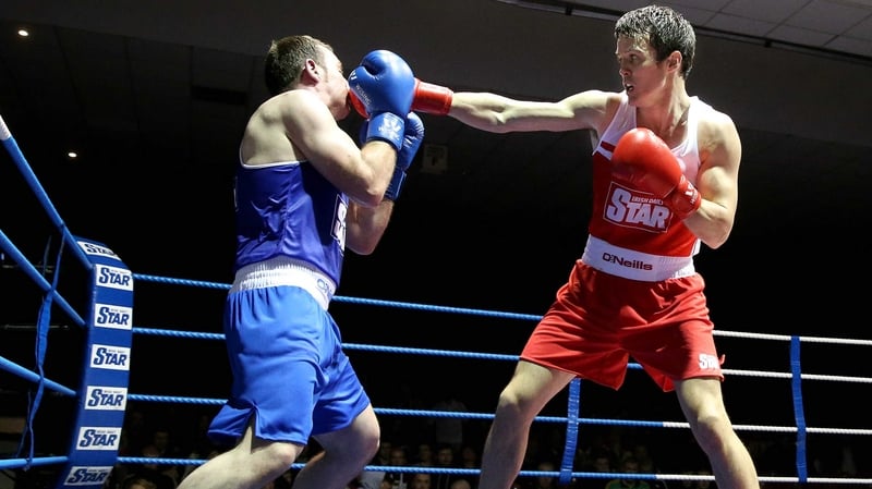Darren O'Neill (R) en route to victory over Derek Duhig in his semi-final
