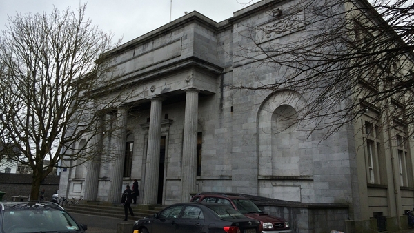 Briseadh smig Chian Uí Ghriallais ina dhá leath agus briseadh a ghiall san áit a gceanglaíonn sé leis an bhlaosc.