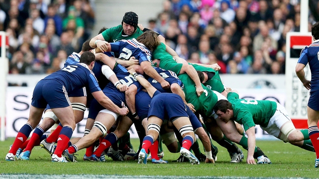 Mike Ross stands up in the scrum