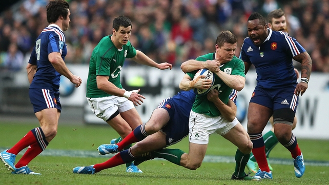 Brian O'Driscoll gets snagged by the French cover