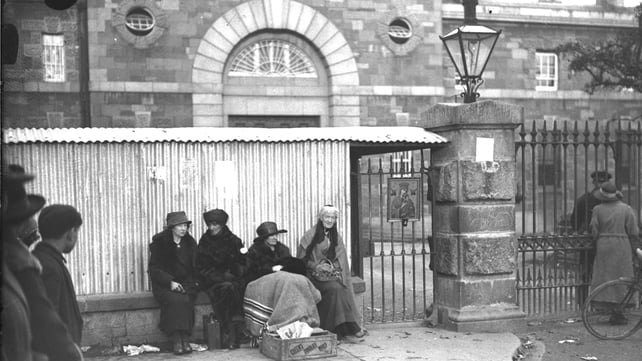 An unknown woman and Cumann members Maud Gonne MacBride, Mary MacSwiney and Charlotte Despard protesting outside Mountjoy (Pic: RTÉ Stills Library)