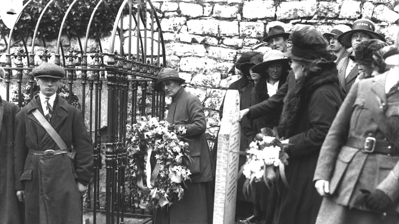 Countess Markievicz (centre) lays a wreath at Wolfe Tone's graveside
