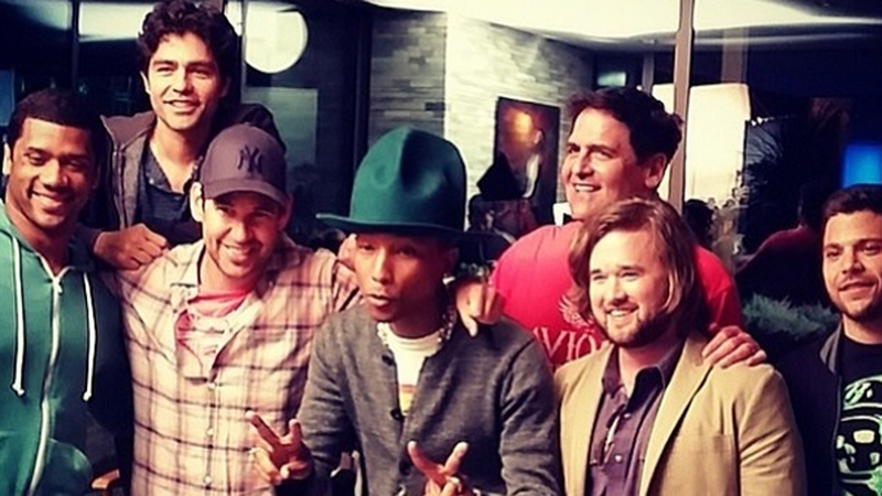 Pharrell, Haley Joel Osment and Russell Wilson with the cast of Entourage