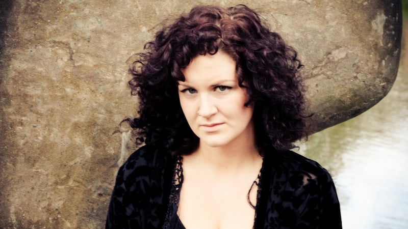 Anna Mitchell releases her new song Let's Run Away