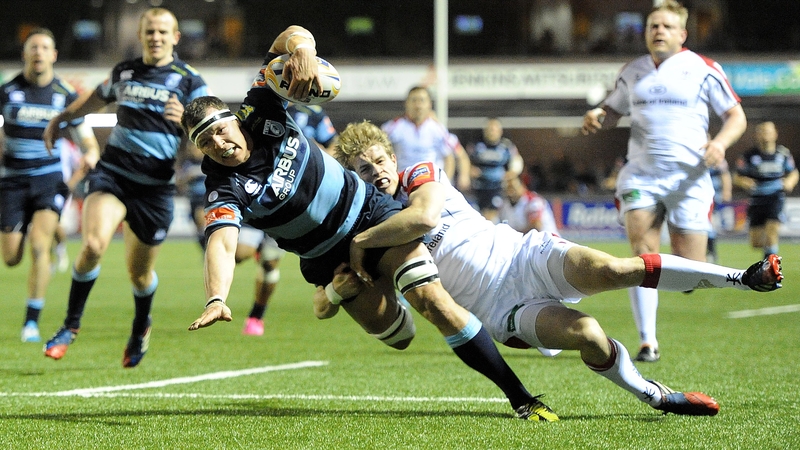 Robin Copeland beats a tackle by Andrew Trimble to score a try