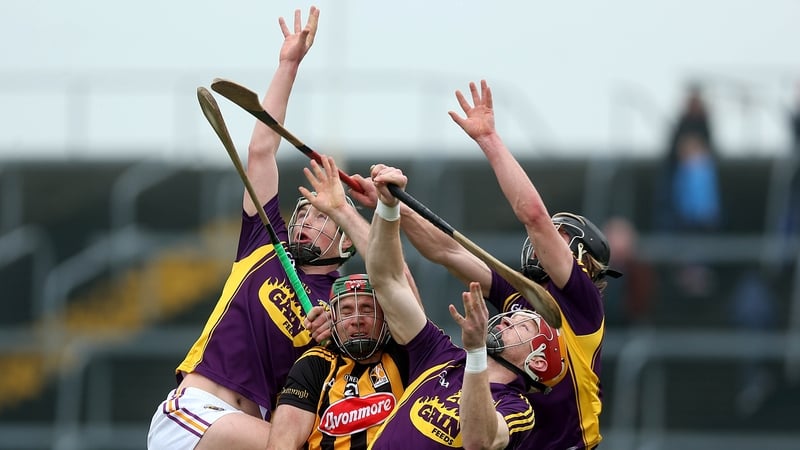 Wexford and Kilkenny players await a dropping ball