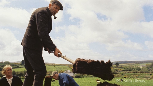 Man Cutting Turf in Co. Kerry © RTÉ Archives 2202/060