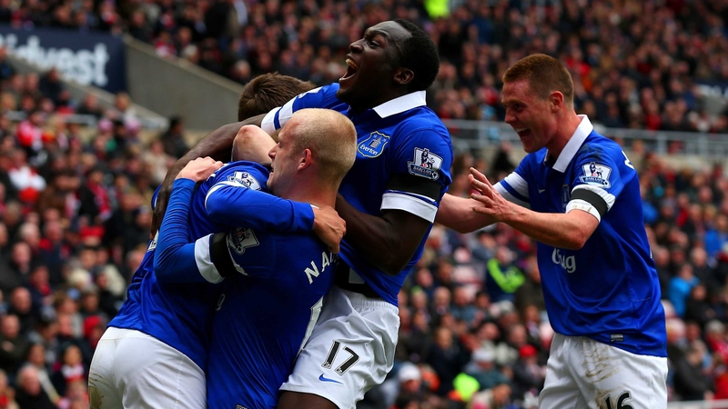 Steven Naismith, Romelu Lukaku and James McCarthy celebrate after Wes Brown's own goal