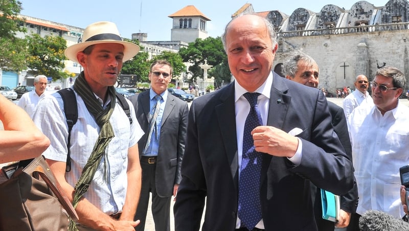 France's Foreign Minister Laurent Fabius (R) talks with tourists in Havana