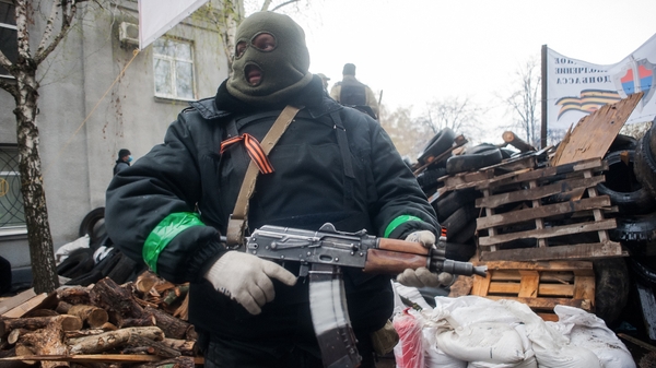 An armed man stands near of Pro-Russian protester's barricade in front of the occupied police station in Slaviansk (Pic: EPA)