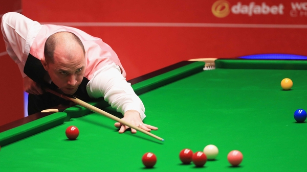 Joe Perry takes a two-frame lead into the morning session