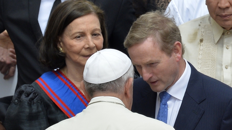 Pope Francis greets Taoiseach Enda Kenny after yesterday's mass