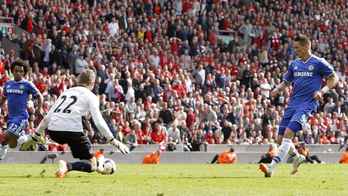 Chelsea's Fernando Torres (R) passes to Willian to score the Blues' second goal